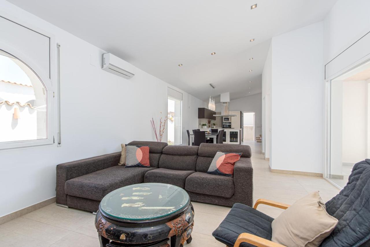 Goldhome - New House With Private Heated Pool, Parking, Wifi, Games Room Empuriabrava Exterior photo